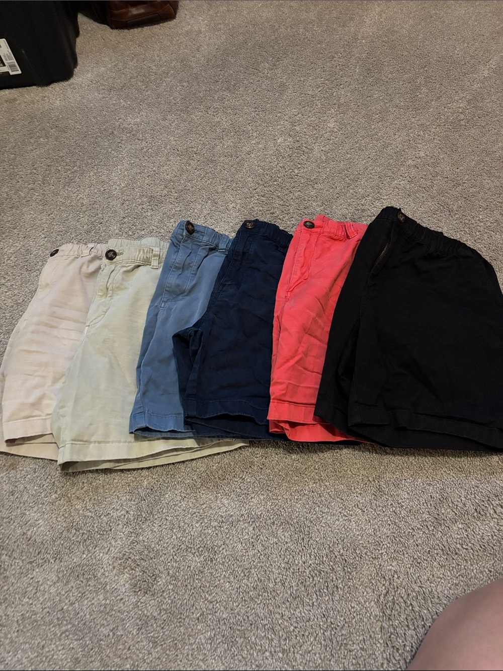 Chubbies men’s bundle Large 5’- Cream, Light Blue, Navy, Coral, Black